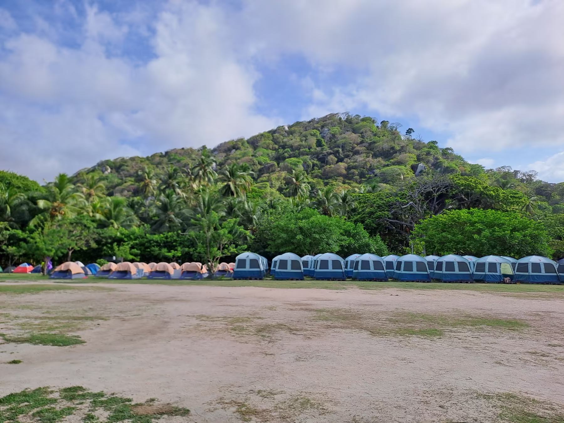 Carpas de camping frente al mar en Camping Cabo San Juan, Parque Tayrona