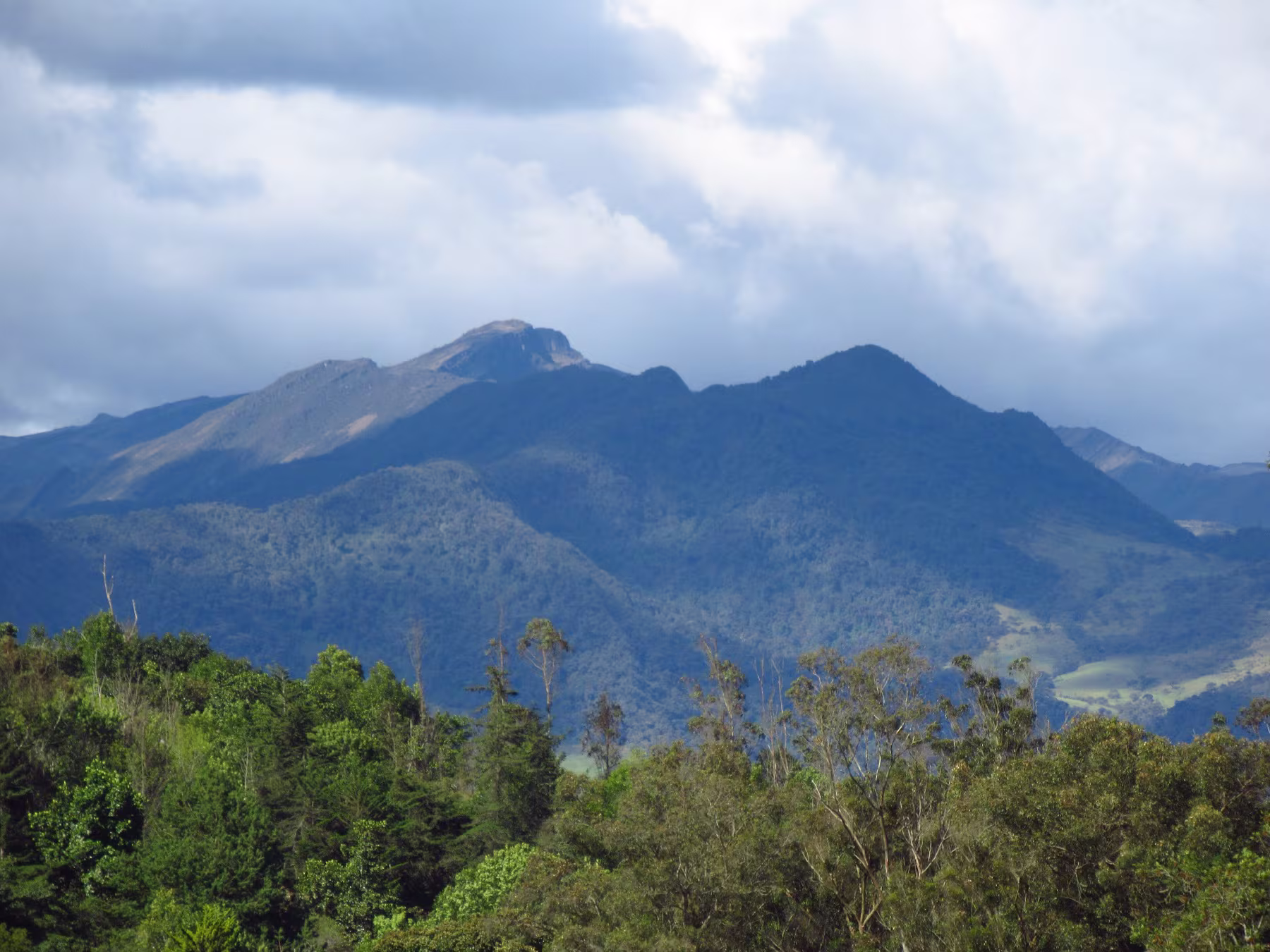 Cerros de Chingaza vistos desde la laguna de Ubaque, con nubes sobre las cumbres