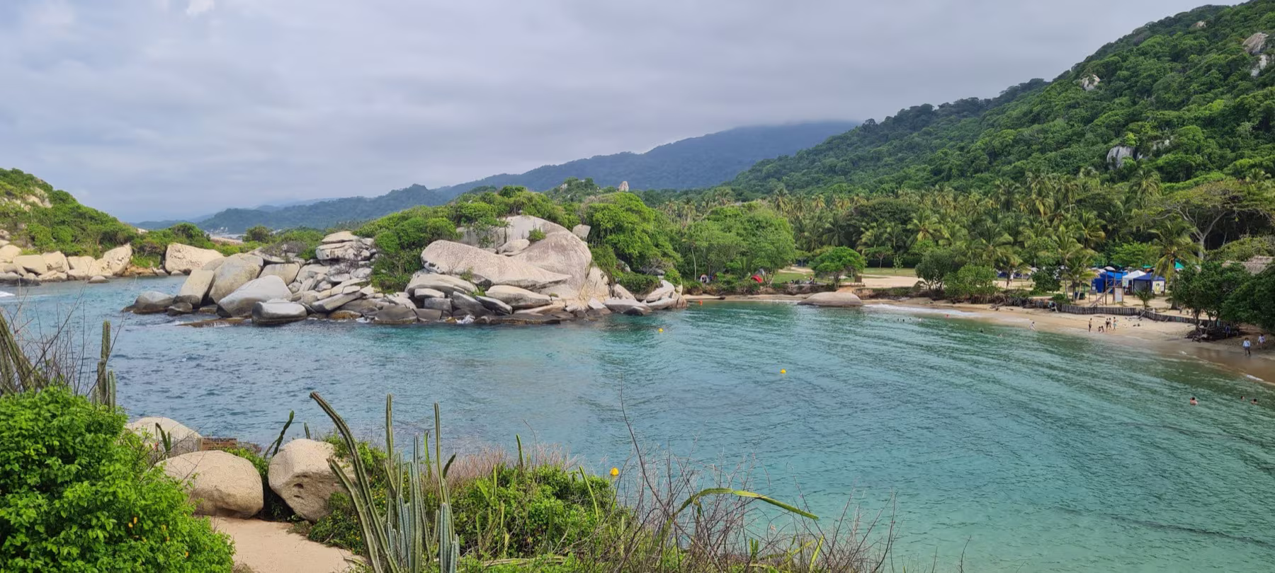 Zona de camping y cabañas de Camping Don Pedro en el sector Arrecifes del Parque Tayrona